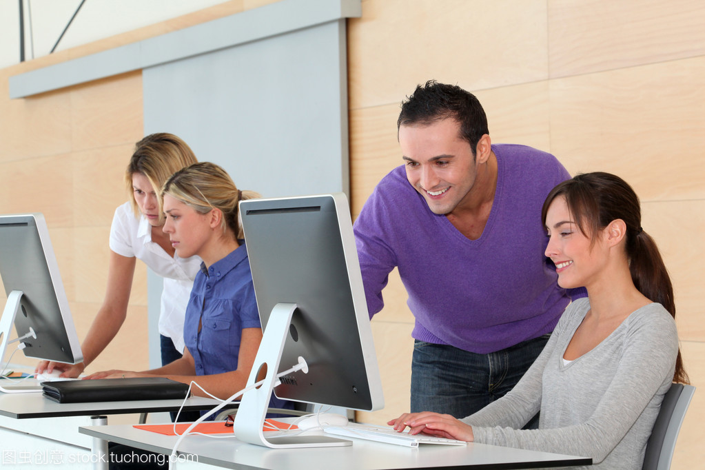 辦公室工作人員業(yè)務(wù)培訓(xùn) 計(jì)算機(jī)技術(shù)培訓(xùn)的重要性與實(shí)施策略